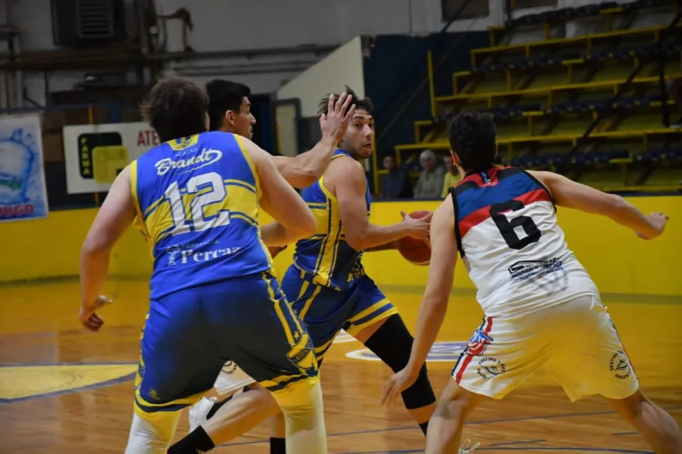 Deportivo Viedma y Atenas animaron un partidazo. FOTO: PRENSA ATENAS