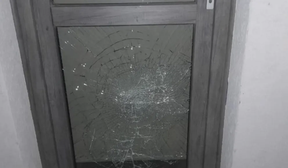 Daño por las patadas. Así quedó la puerta de la vivienda de la calle 85. Foto gentileza.