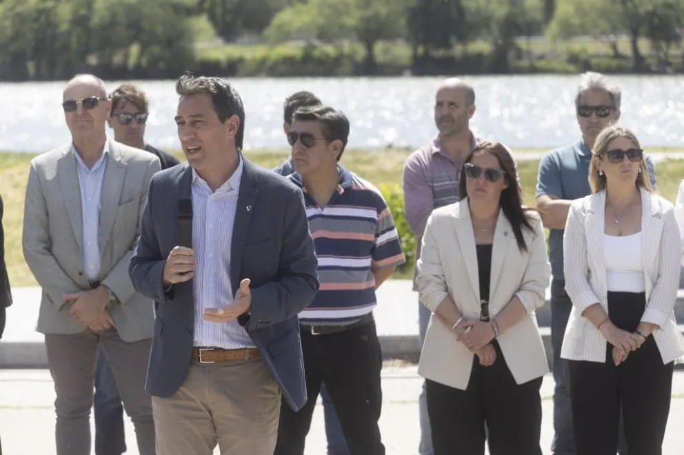 El acto se concretó en la plazoleta del Fundador. Foto municipalidad de Viedma.