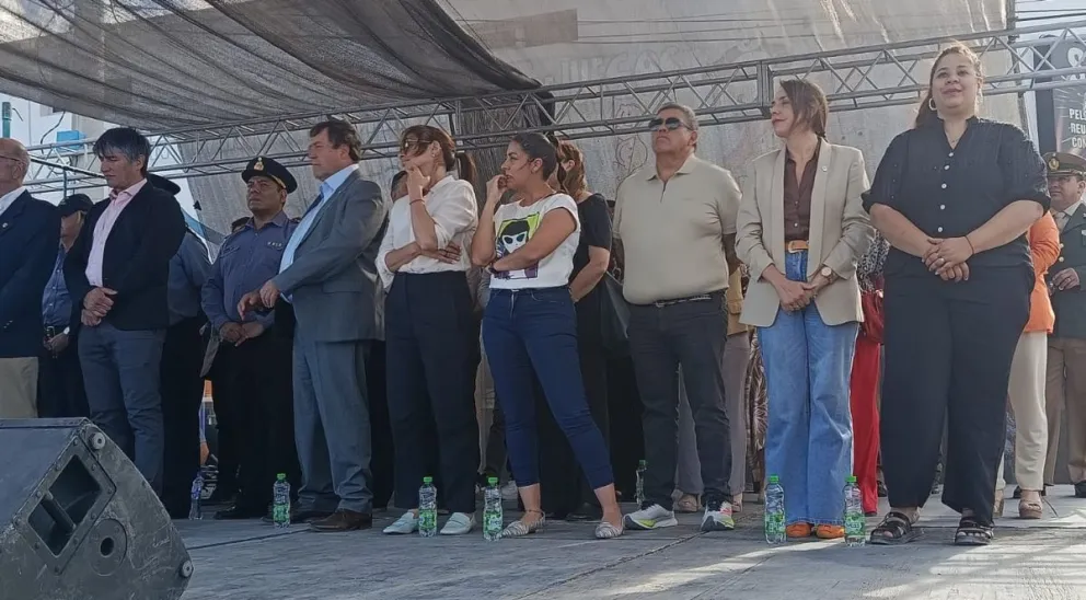 Las autoridades siguieron activamente el tradicional desfile. 