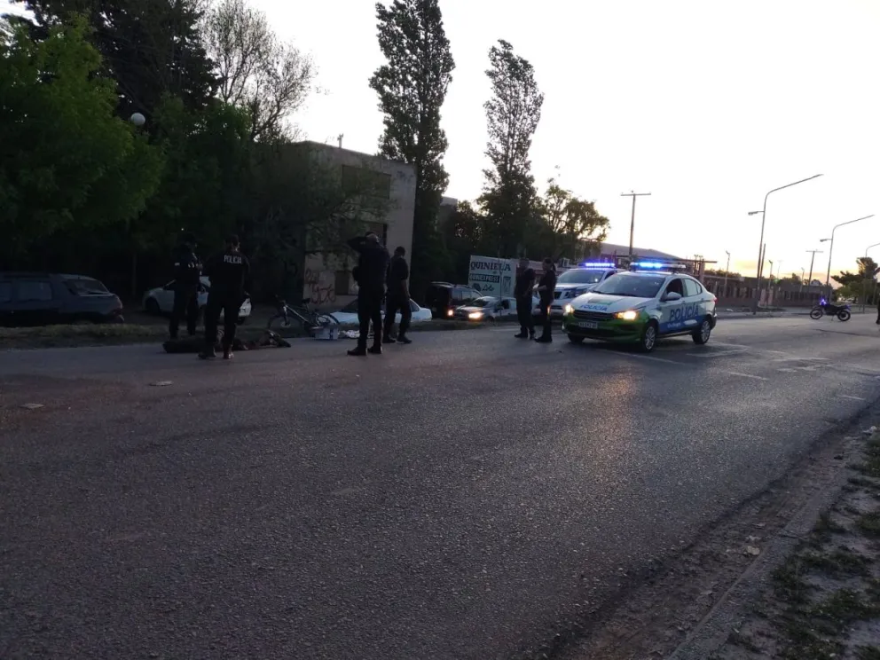 Persecución con un hombre detenido en el barrio Don Bosco de Viedma. Foto gentileza.