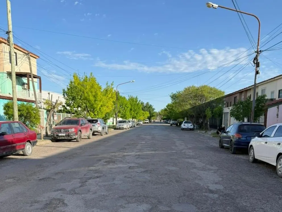 La calle Guatemala y una particularidad: muchos autos sin retirar. 
