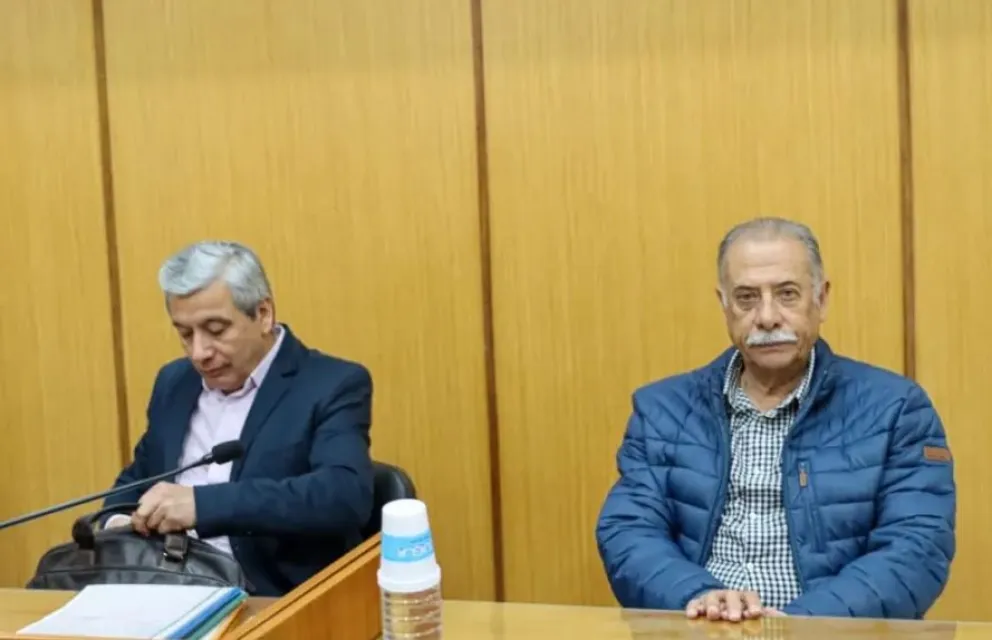 Rothlin junto a su abogado, durante la audiencia de este miércoles en los tribunales de Roca. Foto: Tania Domenicucci ANR