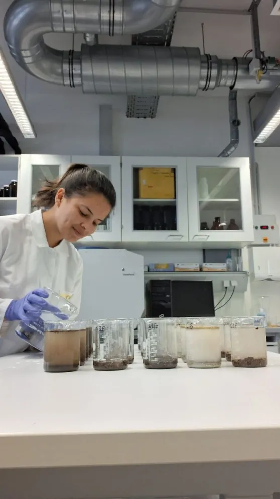 Camila Solari, haciendo pruebas en el laboratorio. 