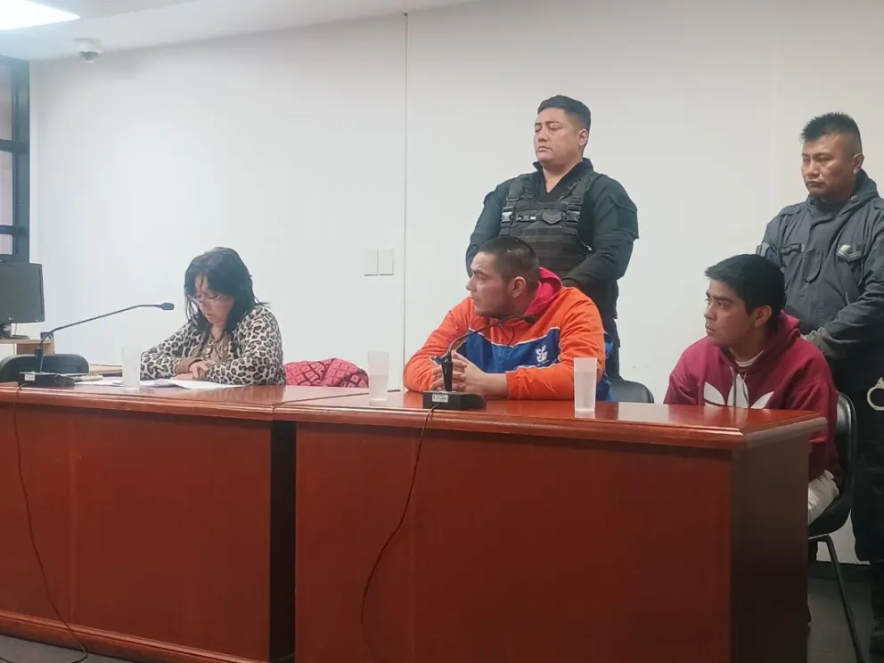 Los acusados escucharon atentamente todos los cargos en un juicio abreviado. 