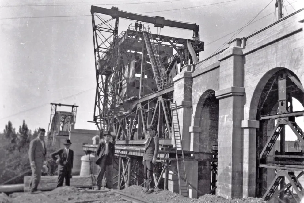 Trabajadores en el puente viejo durante su construcción. Foto: del archivo familiar del fotógrafo Agustín Córdoba. 