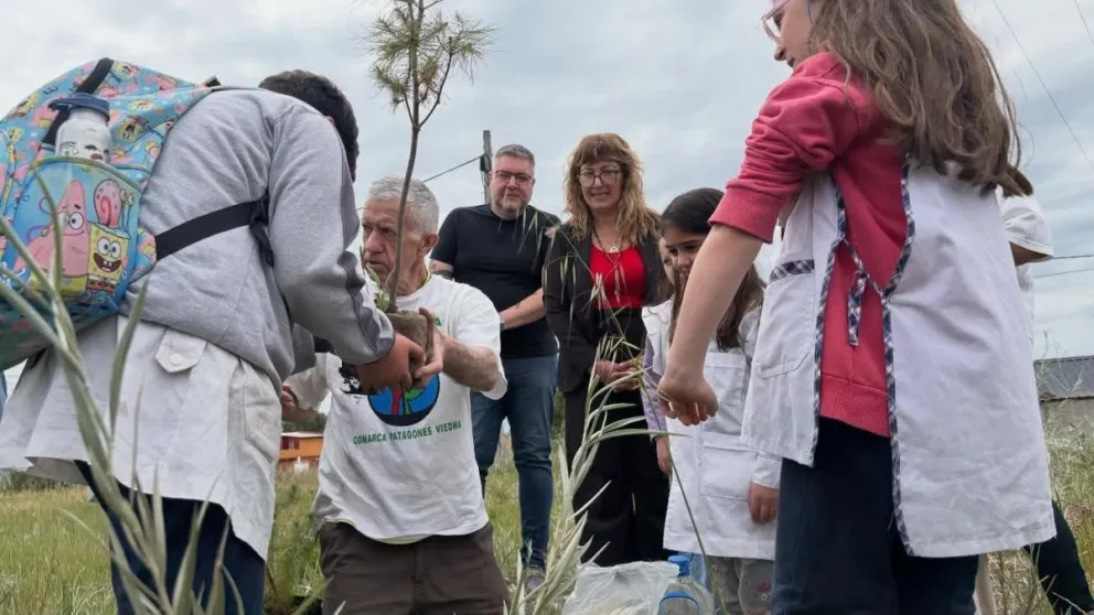 Carlos Larrañaga concientizando a jóvenes sobre la importancia de la forestación (Foto: álbum personal)