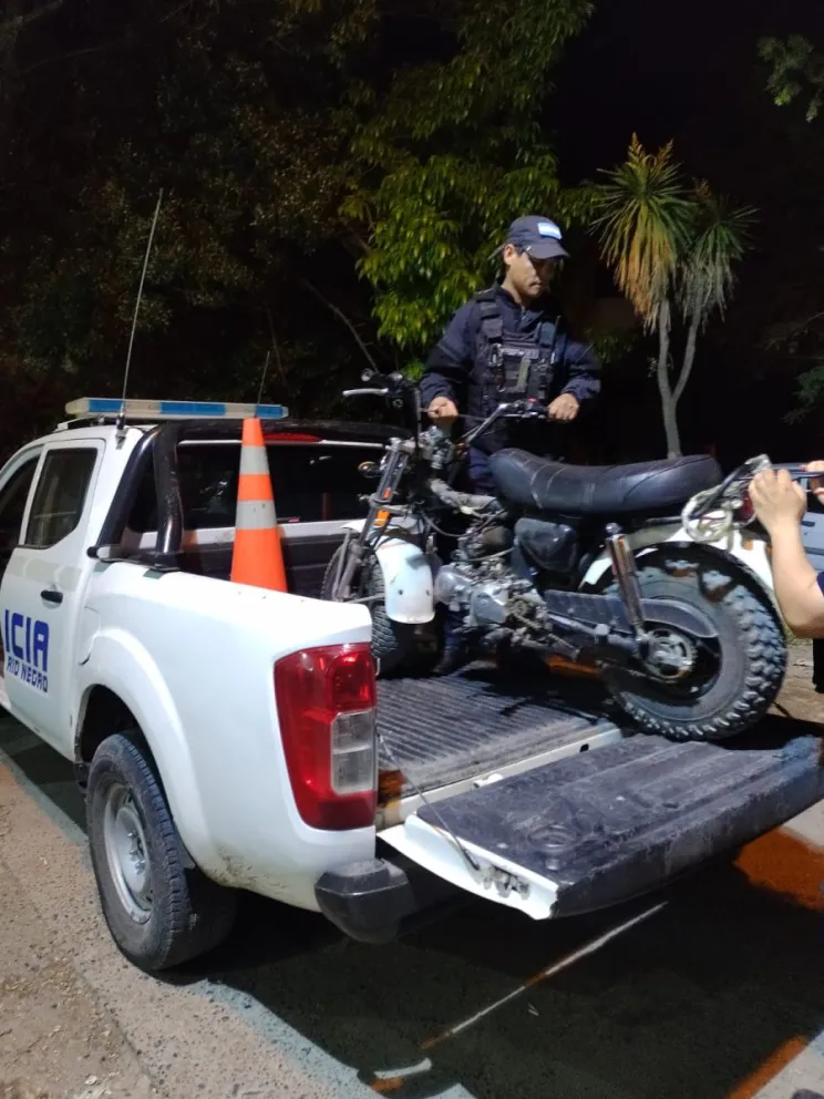 El momento en el que la policía sacó la moto del barrio para evitar conflictos 