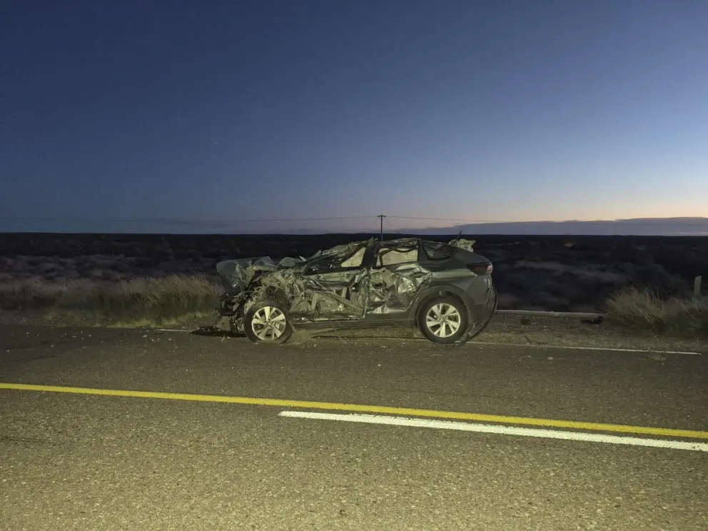 El vehículo del hombre fallecido y de la mujer con heridas graves sufrió una destrucción total. Fotos FM Única Valcheta.