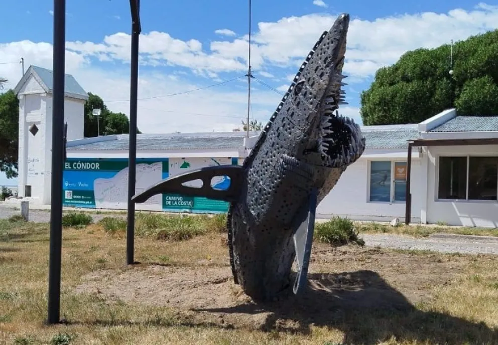El tiburón de El Cóndor, un monumento que obliga a frenar y a sacarse fotos.