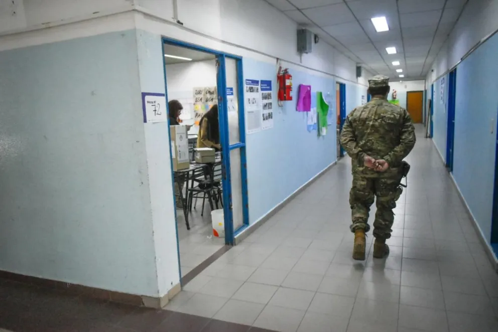 La primaria 319 y algunos interrogantes de las autoridades de mesa. Foto Vanesa Schwemmler para NoticiasNet.
