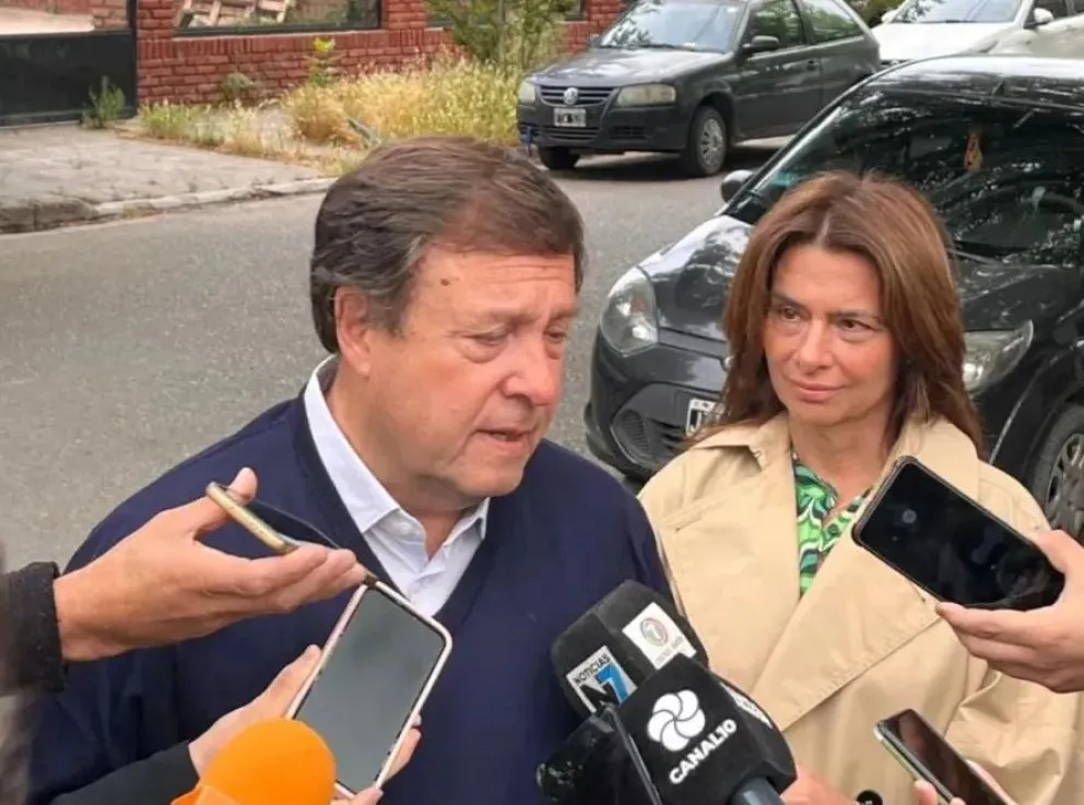 El gobernador votó en la escuela 35 de Cipolletti. Fotos Cipo360.