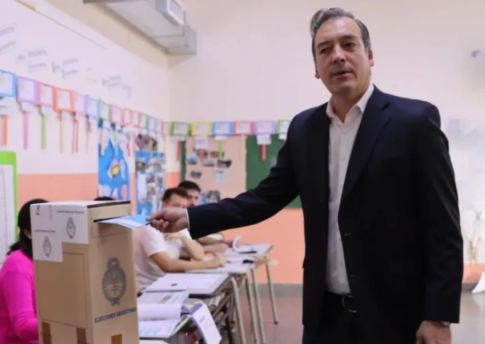 Martín Soria, candidato a senador nacional por Fuerza Patria, votó esta mañana en la Escuela 253 del barrio Los Olmos, en Roca. Foto: Tania Domenicucci.