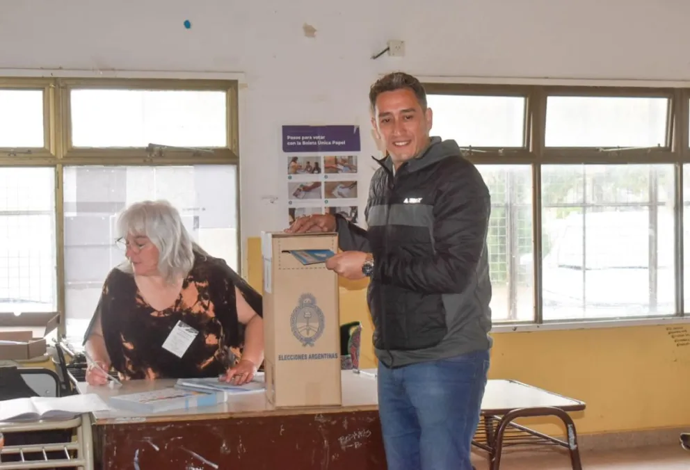 Marcos Castro votó a las 11.00 en la Escuela N°4, en el barrio Don Bosco (Foto: Vanesa Schwemmler)
