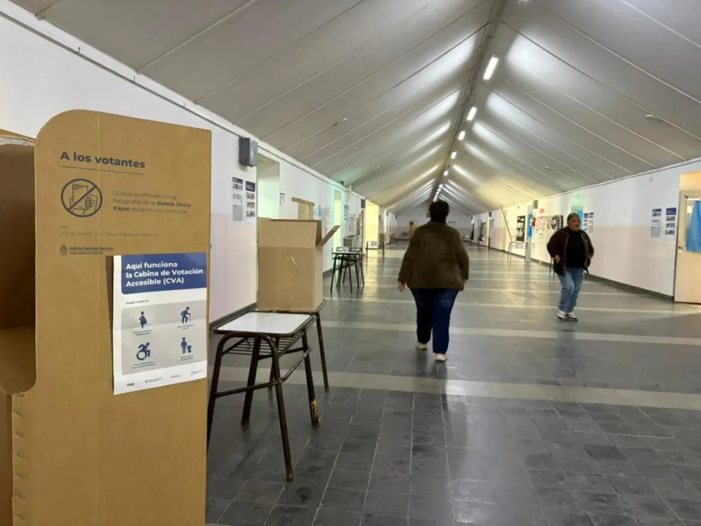 En los pasillos de la escuela dispusieron la cabina de votación para personas con discapacidad. Foto: NoticiasNet.