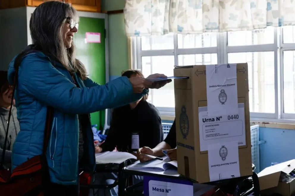 Para las 10 de la mañana, más de un 10% del padrón asignado a la Escuela de Puerto Moreno sufragó, incluida la candidata Adriana Serquis. Fotos: Eugenia Neme