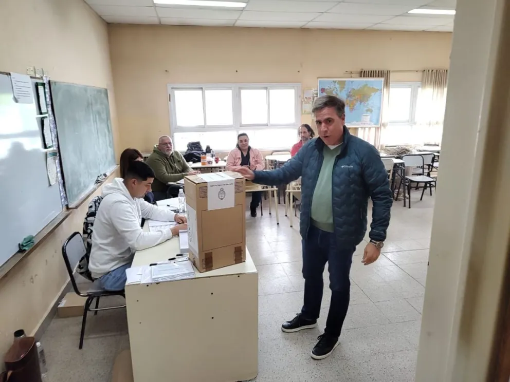 Pogliano concurrió a la escuela de su jurisdicción. Foto gentileza.