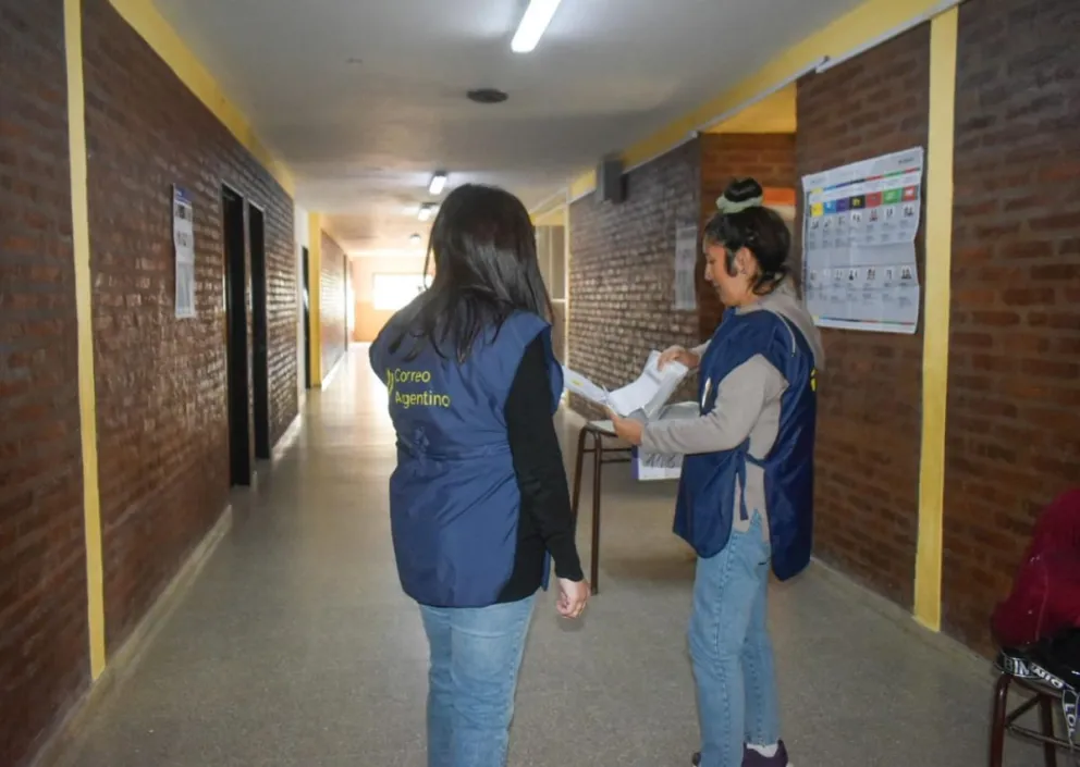 Empleadas del Correo Argentino a la espera de las urnas. Foto Vanesa Schwemmler para NoticiasNet.