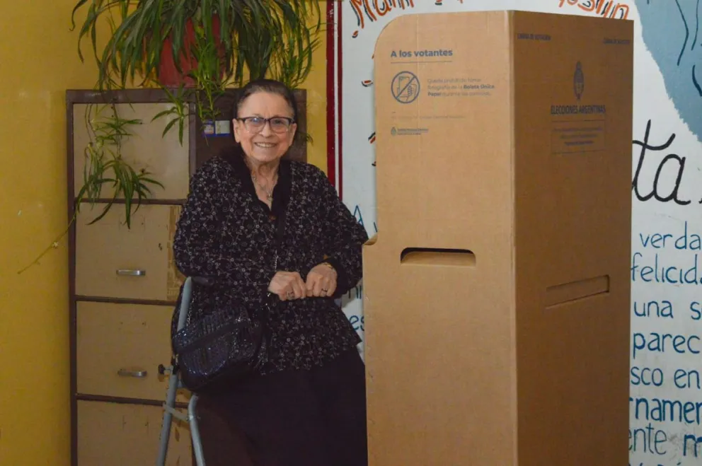 Una adulta mayor no se quiso perder la votación. Foto Emanuel Mirenghi.