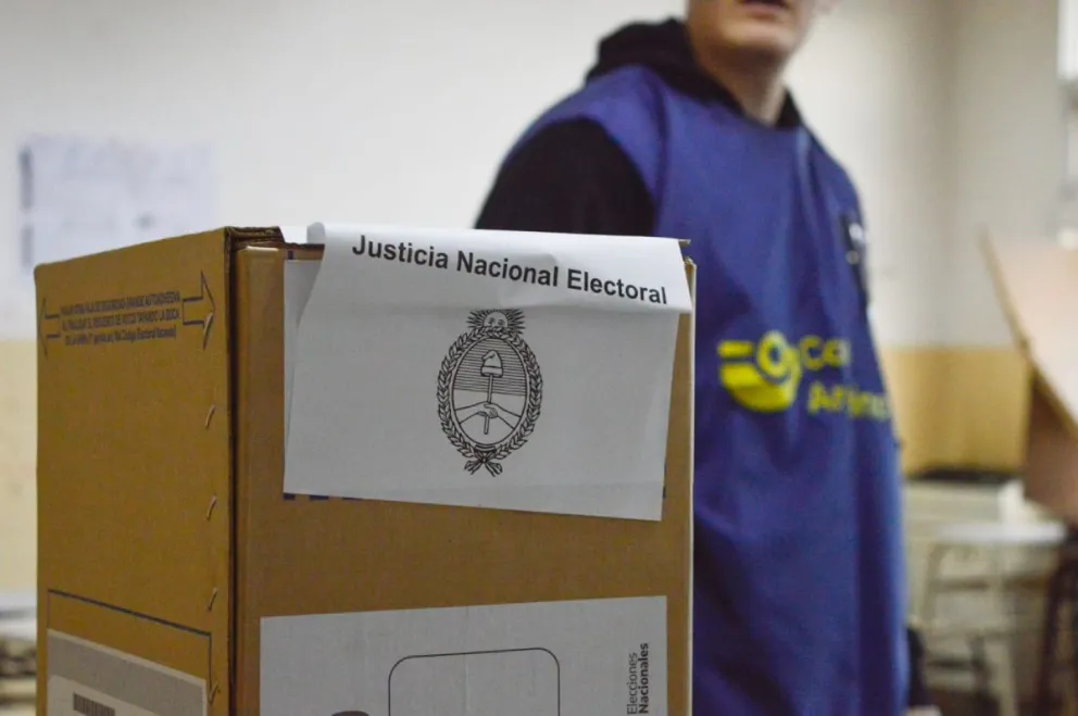 Primeras mesas escrutadas en Viedma. Fotos Vanesa Schwemmler para NoticiasNet. 