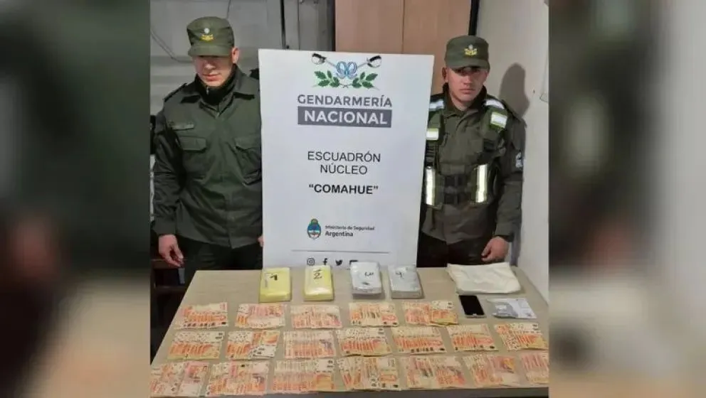 El escuadrón con los elementos secuestrados / Fotos Gendarmería Nacional