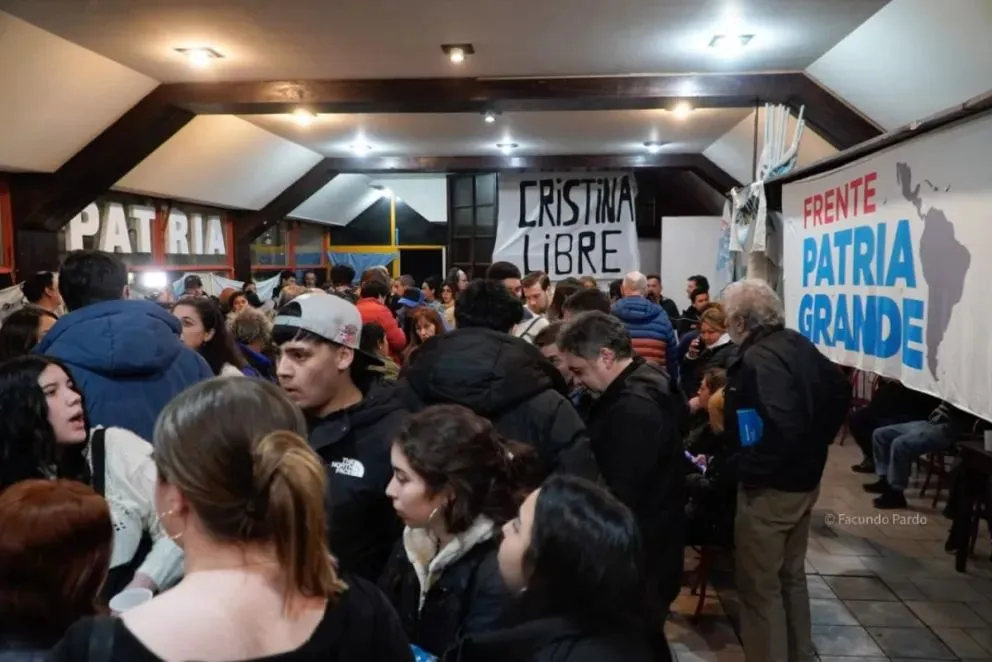 La militancia de Fuerza Patria ya se concentra en Bomberos Voluntarios. Foto: Facundo Pardo.