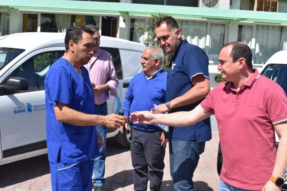 El intendente Ricardo Marino fue el encargado de formalizar la entrega de las unidades.