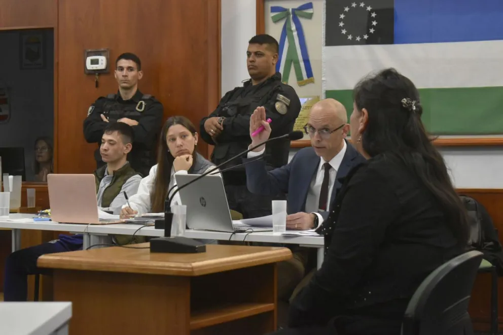 El acusado, Yuthiel Huinca, custodido y con sus dos abogados, María Paz Álvarez y Pedro Vega