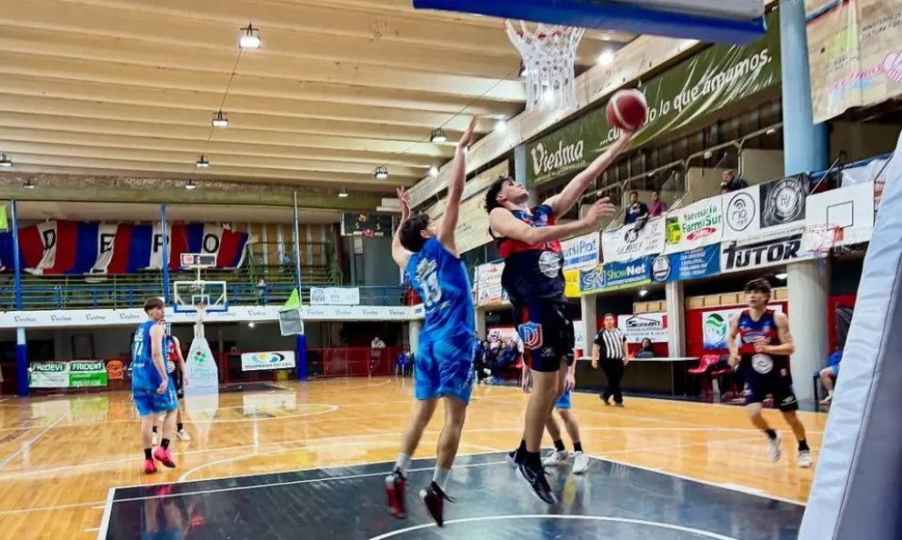 El conjunto viedmense, gana y se afianza en el liderazgo.