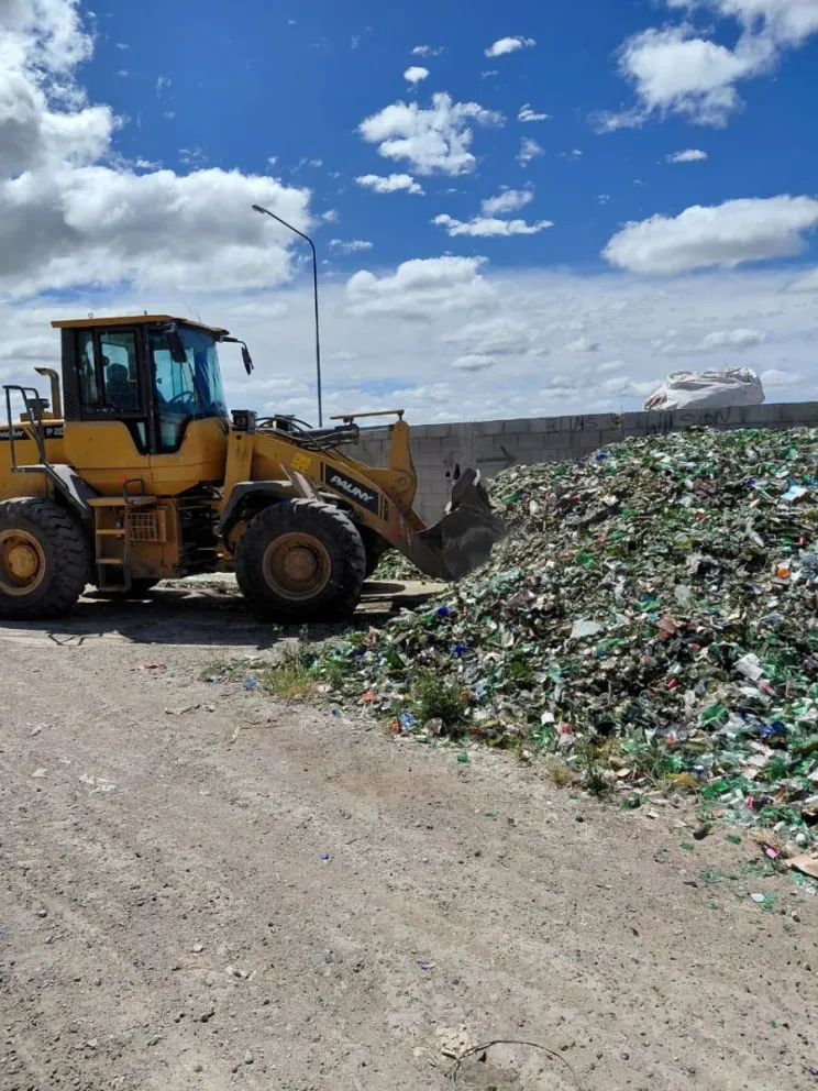 Una pala cargadora juntando el vidrio para depositarlo en el camión (Fotos: gentileza)