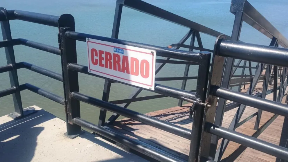 Un cartel con la palabra 'cerrado', advierte que el servicio de lanchas está interrumpido (Foto: Vanesa Schwemmler)