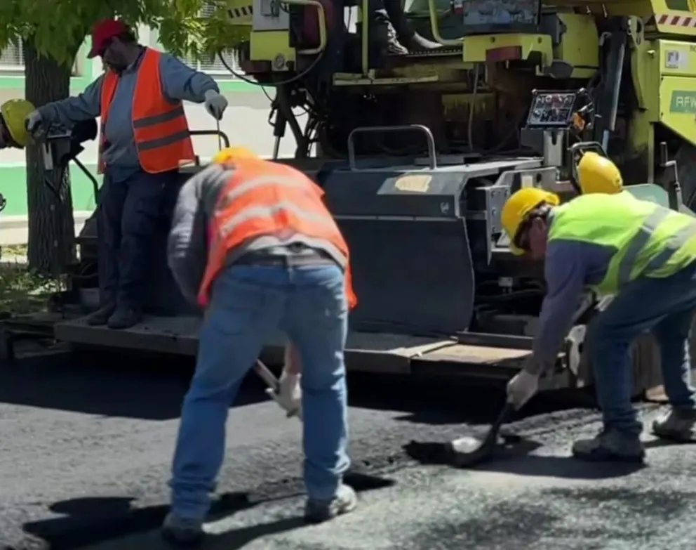 La obra de repavimentación entra en su etapa final con la colocación de la carpeta asfáltica.