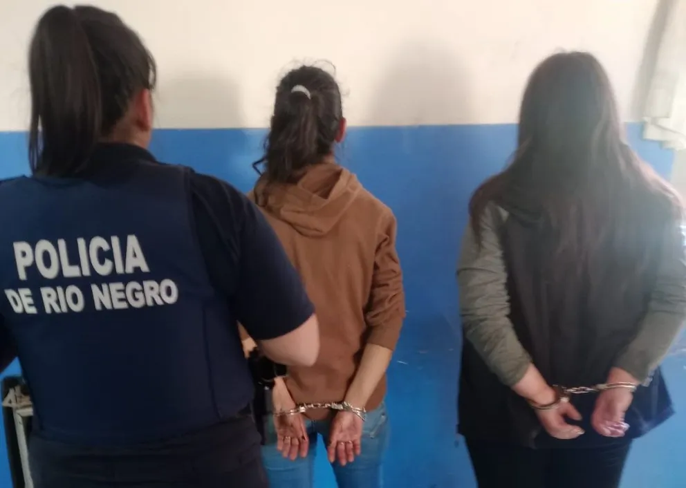 Las mujeres fueron aprehendidas por el personal policial. 