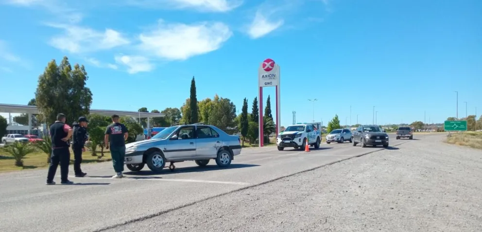 Todos colaboraron para brindar ayuda al automovilista. 