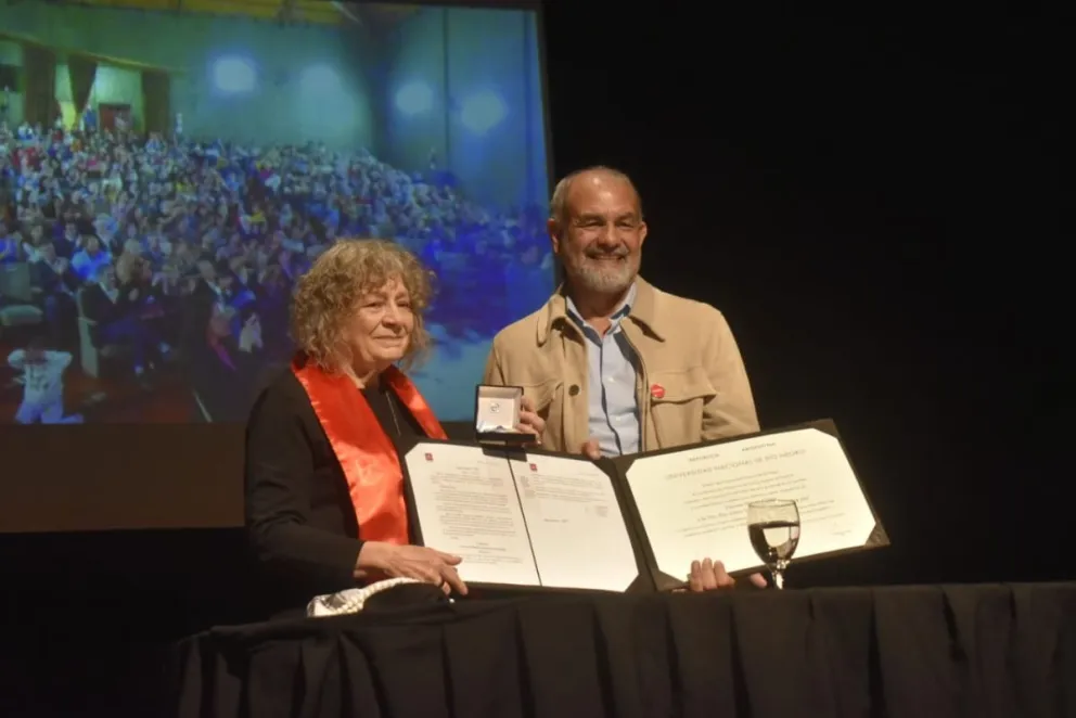Torres señaló la importancia de reconocer trayectorias académicas femeninas. Fotos: Vanesa Schwemmler.