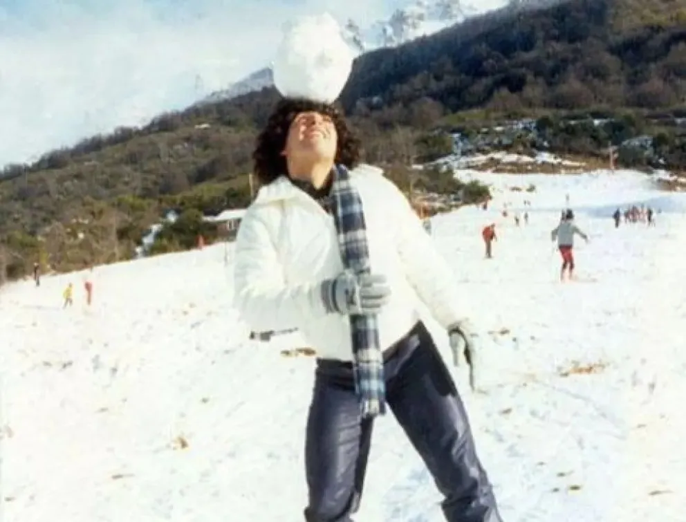 En los diarios de la ciudad fue noticia la iniciativa de tres fanáticos de bautizar un arroyo con el nombre Diego Armando Maradona.
