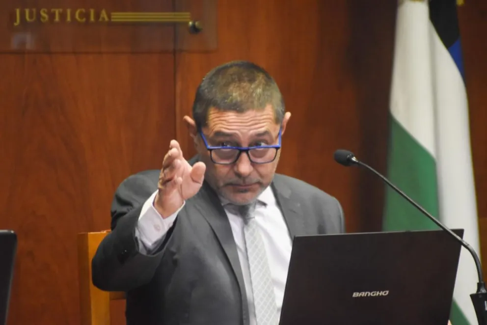 El juez Marcelo Chironi tiene el voto rector del tribunal en el juicio por la muerte de Jonathan Caracciolo. Foto NoticiasNet. 