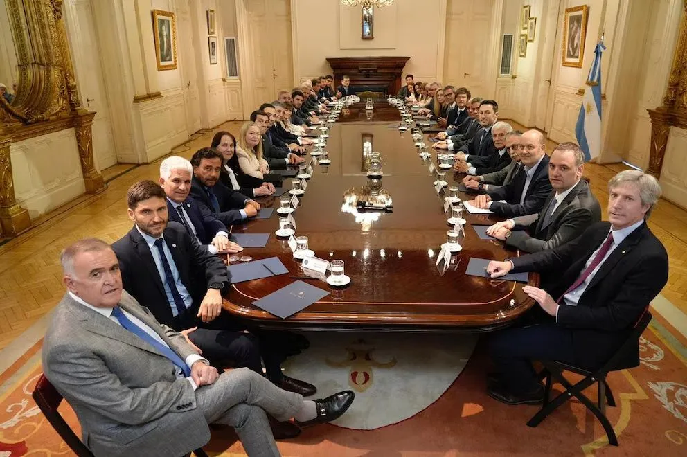 Milei y su Gabinete se reunieron con 20 representantes de las provincias. 