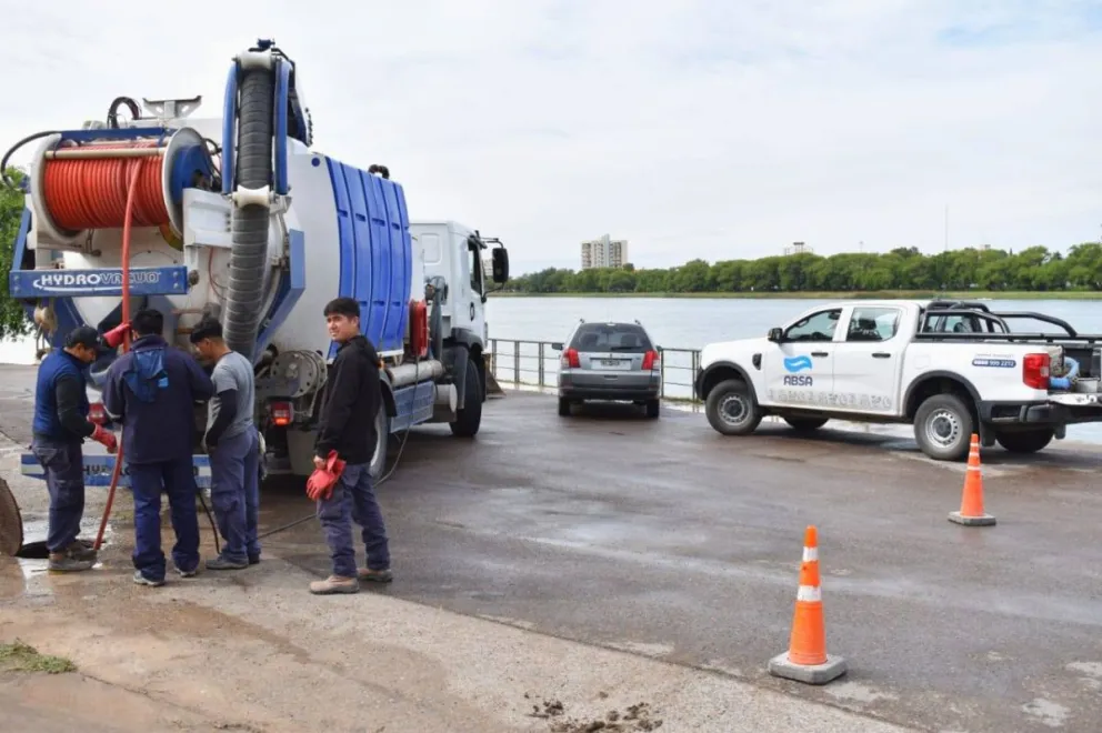 Operarios de la empresa ABSA realizando tareas en la costanera maragata. 