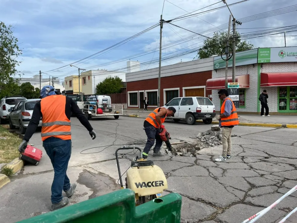Obreros trabajando en los barrios. Fotos: Municipalidad de Viedma. 