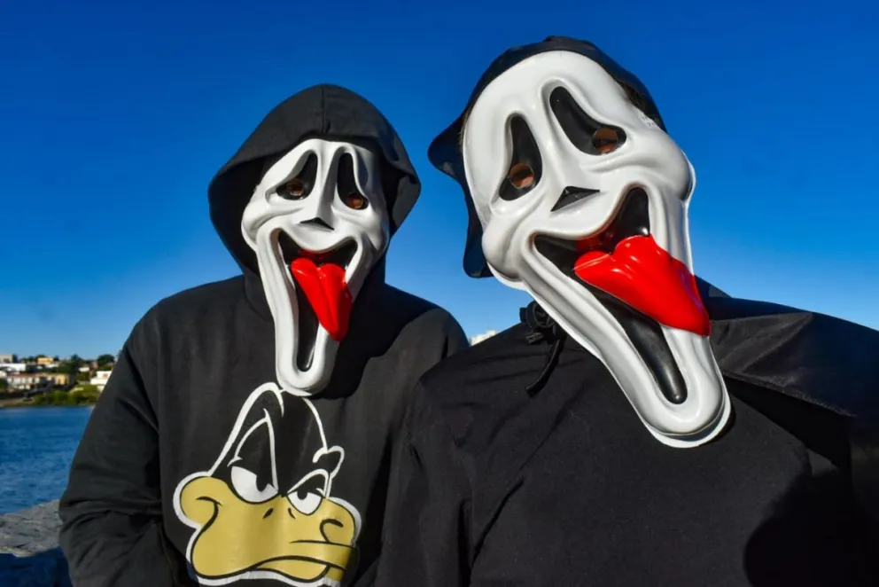 Cientos de vecinos acompañaron el festejo de Halloween en la capital provincial. Fotos: Vanesa Schwemmler. 