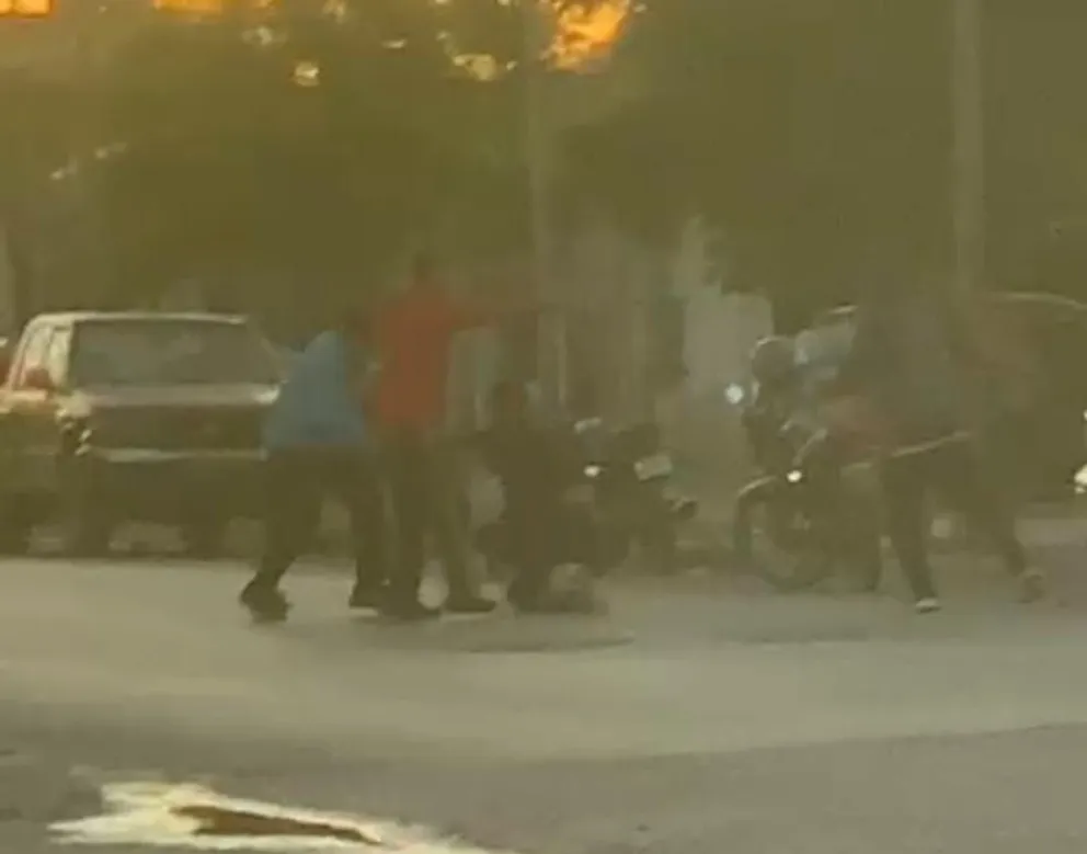 Pelea que terminó con tiros en el barrio Lavalle. Foto: captura de pantalla del video. 