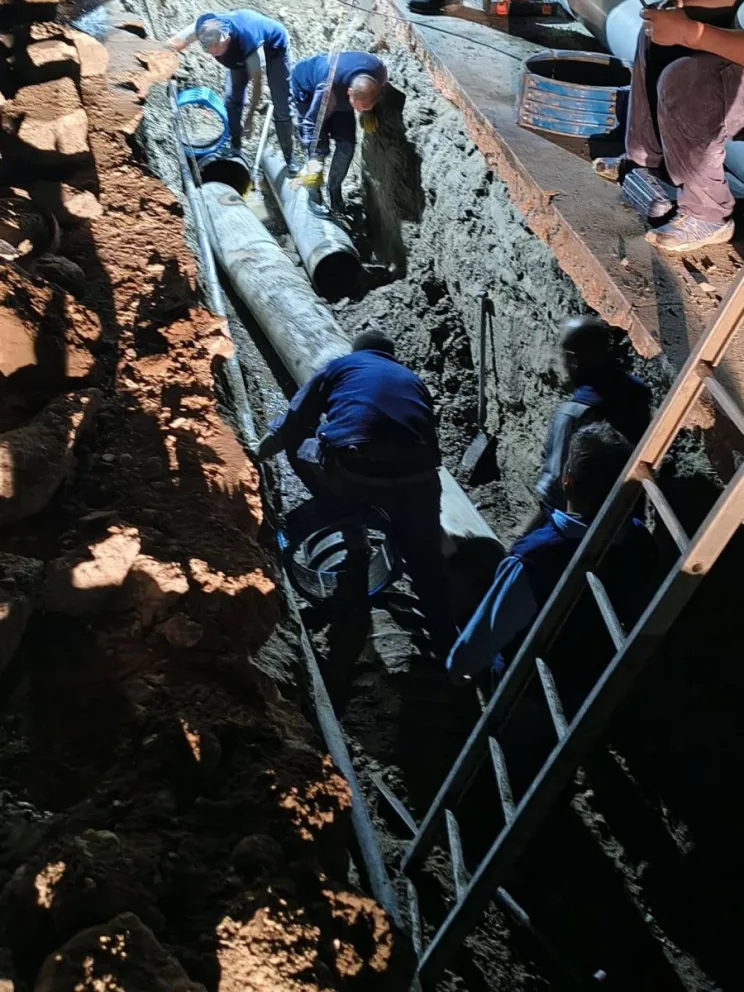 Trabajos a contrarreloj por parte de ABSA para arreglar el inconveniente con el vital servicio. Fotos Facebook Municipalidad de Patagones. 