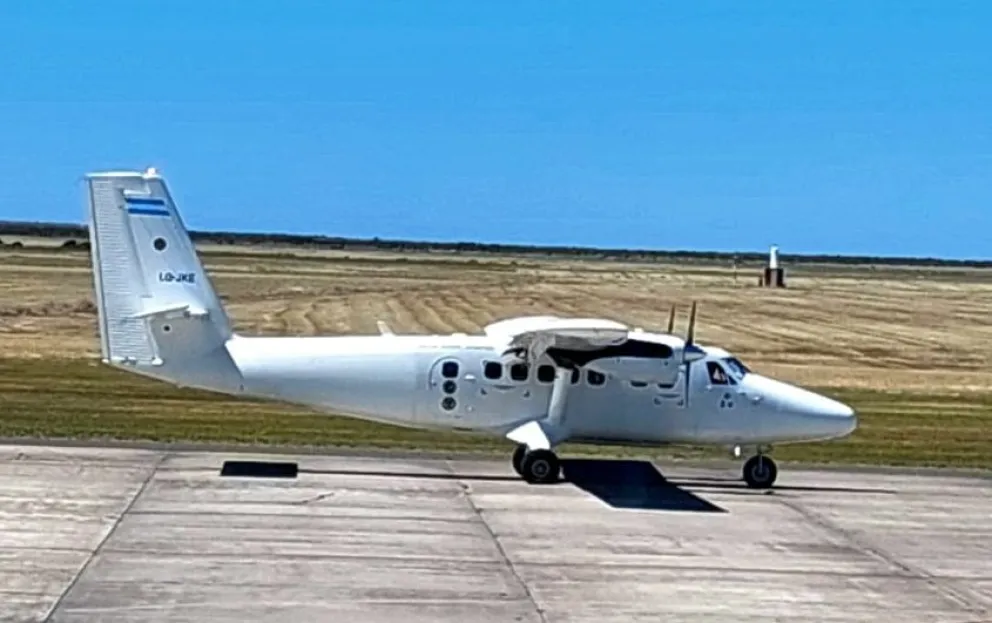 El Twin de la Federal se posó en la calle de desembarque del aeropuerto Gobernador Castello. Foto gentileza.