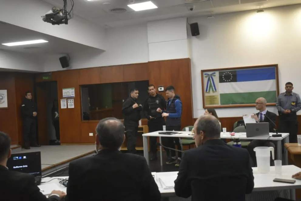 Juthiel Huinca llegando al juicio en el que se definirá su suerte (Foto: NoticiasNet)