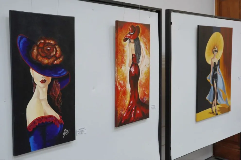 Pinturas de  Adriana Bianchi. Foto: Legislatura de Rio Negro. 