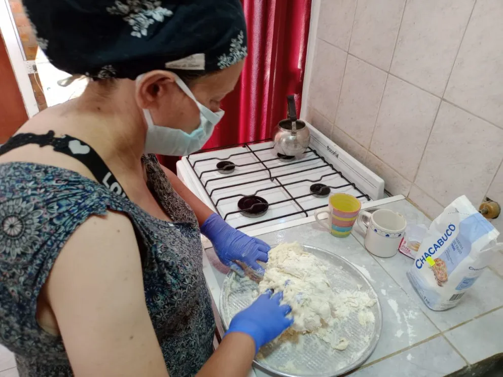 Noelia preparando una nueva tanda de pan casero. Foto: Gentileza.