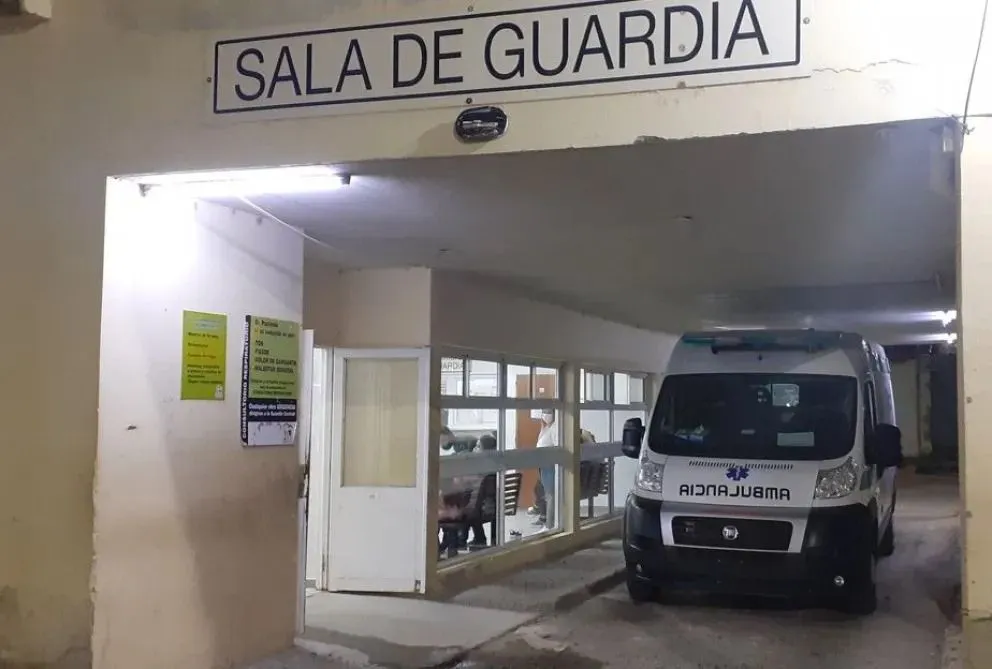 La mujer fue trasladada en código rojo hasta el hospital de Roca (Foto: gentileza LCR)