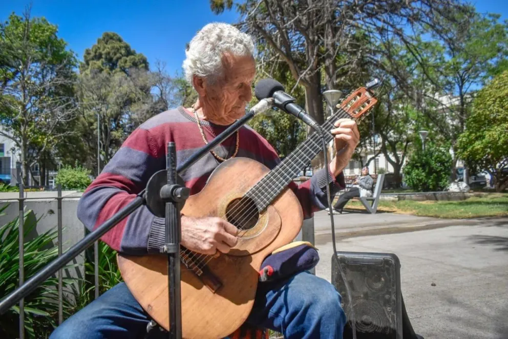 Costa haciendo de las suyas con su guitarra, en la Plaza Alsina (Foto: Vanesa Schwemmler)