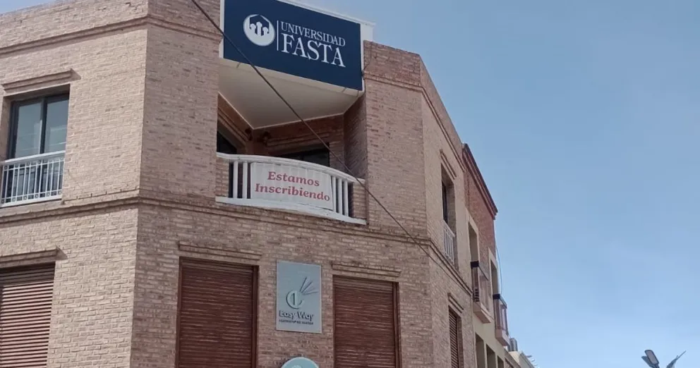 Ofrece un amplio y diversificado abanico de carreras de grado y posgrado.